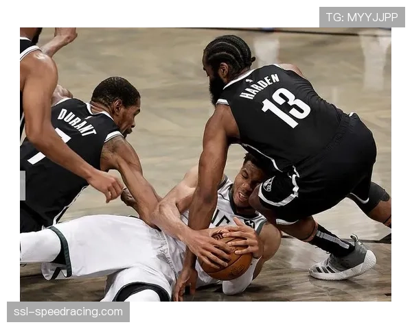 第三节转折:老鹰队联防变化,成功切断特纳高位策应与低位之间的连线 第三节转折:老鹰队联防变化,成功切断特纳高位策应与低位之间的连线